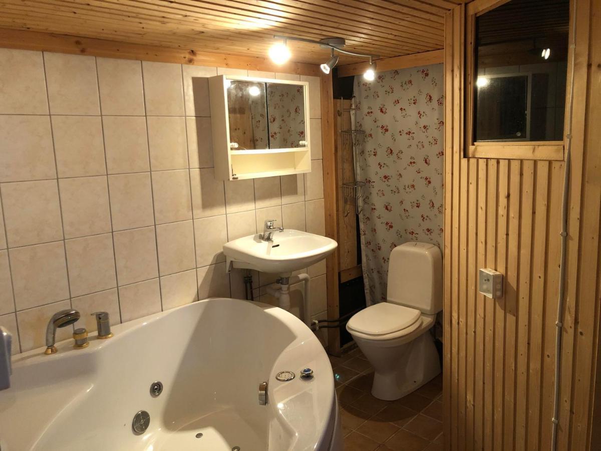Lilla Huset Med Stor Traedgardstomt Naera Golf Och Hav Villa Trosa Exterior photo