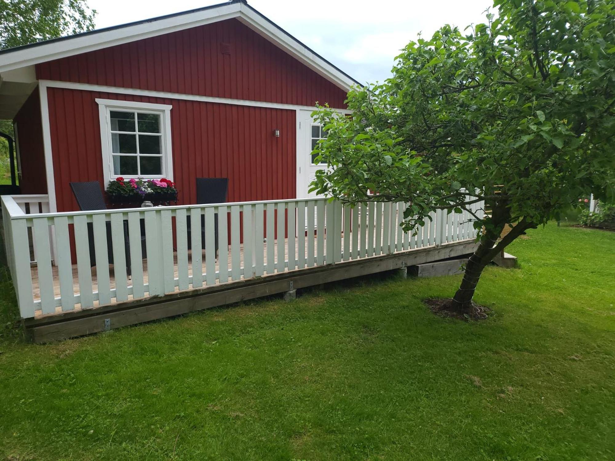 Lilla Huset Med Stor Traedgardstomt Naera Golf Och Hav Villa Trosa Exterior photo